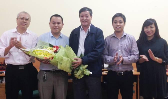 Tổng biên tập Báo Xây dựng Nguyễn Anh Dũng trao Quyết định bổ nhiệm cho ông Vũ Thường Chiến.