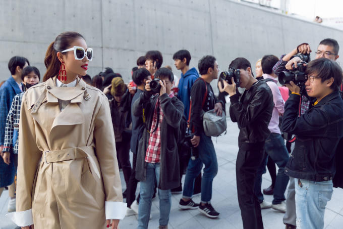 Phạm Hương gây “náo loạn” đường phố Seoul Fashion Week