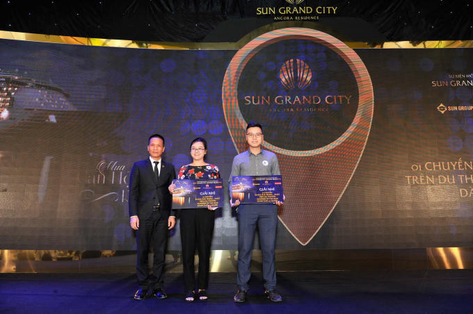 Trao thưởng khách hàng.