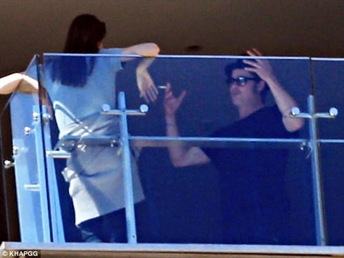 Brad và Angelina từng bị cánh săn ảnh bắt gặp đang cãi vã tại Sydney (Úc) hồi tháng 11 năm ngoái. Song đây cũng là thời điểm có nhiều tin đồn về sự tan vỡ của cặp đôi tiên đồng ngọc nữ. Những tin đồn này kéo dài liên tục trong nhiều tháng trời, nhưng cả hai đều chọn cách im lặng.
