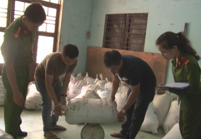 Lực lượng chức năng cân kiểm tra.