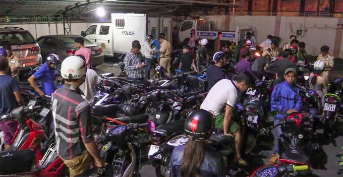 Các quái xế tại cơ quan công an