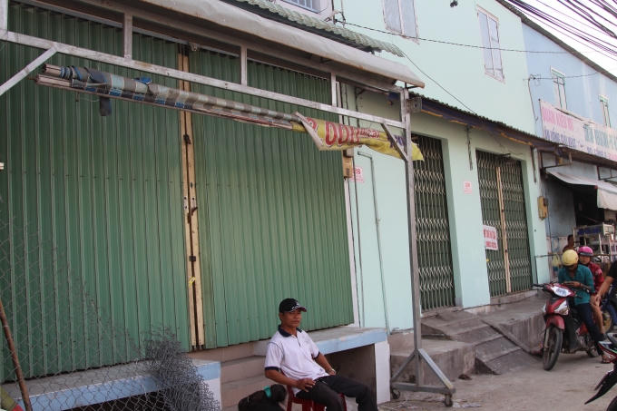 Nh&agrave; d&acirc;n b&ecirc;n đường đ&oacute;ng cửa cả ng&agrave;y v&igrave; lo sợ bụi bặm bay v&agrave;o nh&agrave;.