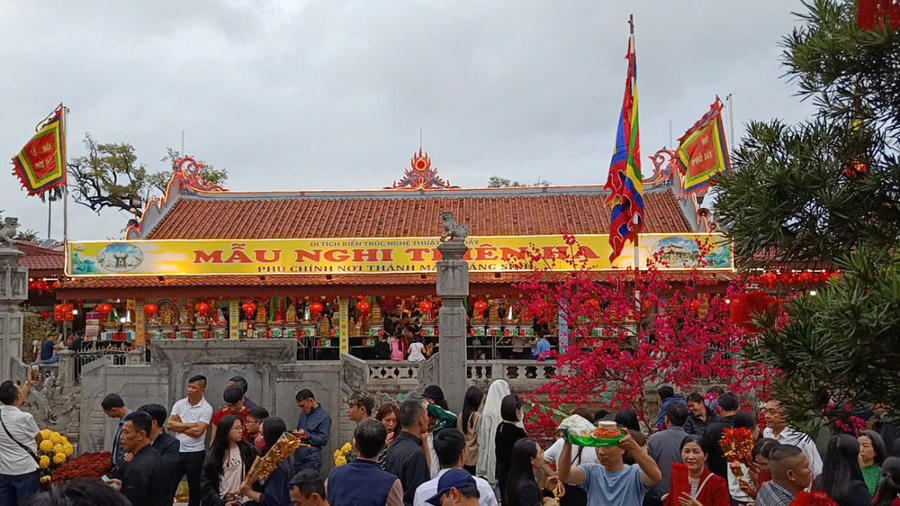 Hàng vạn người đổ về chợ “mua may, bán rủi” Viềng Xuân- Phủ Dầy