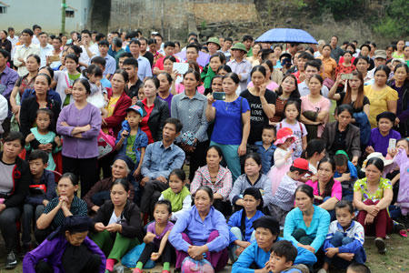 Hàng nghìn lượt du khách đã tìm về để chiêm ngưỡng những danh lam thắng cảnh, bản sắc văn hóa vùng đất và con người nơi đây.