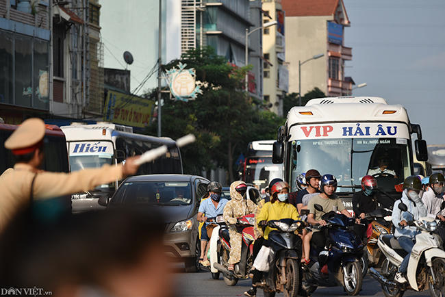 Đội CSGT số 14 (CA Hà Nội) huy động 100% quân số để đứng chốt, ngoài ra còn có lực lượng công an, dân phòng, thanh niên xung phong... làm nhiệm vụ tại các điểm nóng.