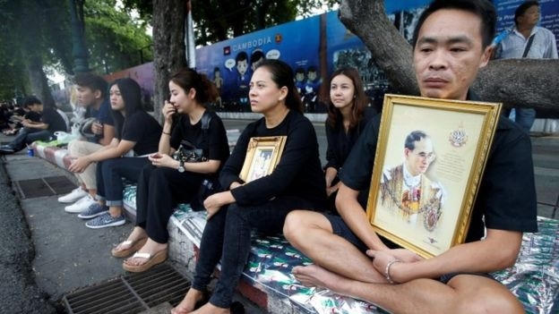 Người dân Thái Lan đau buồn trước sự ra đi của Quốc vương Bumibol. (Ảnh: Reuters)