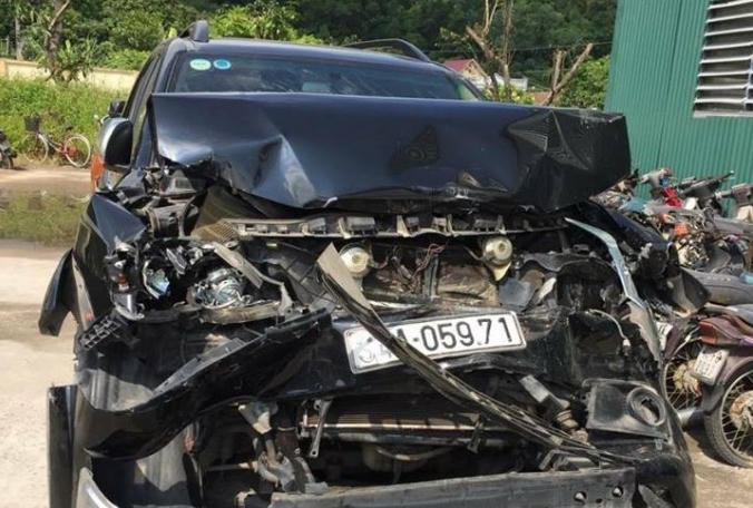 Một chiếc xe bán tải hư hỏng nặng sau khi xảy ra sự việc.