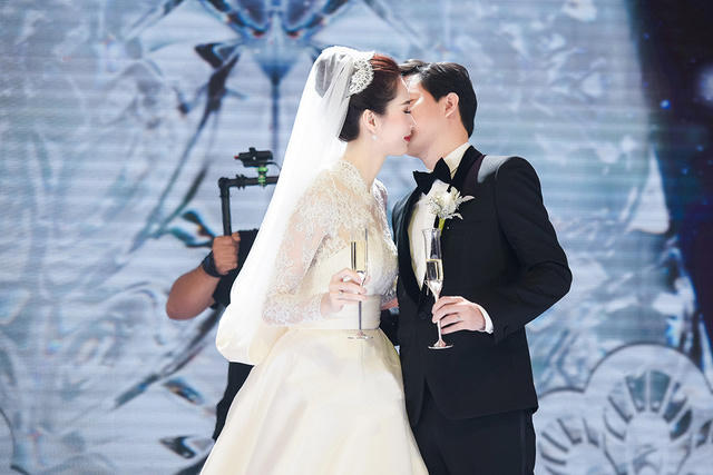 Khoảnh khắc ngọt ng&agrave;o của Đặng Thu Thảo v&agrave; chồng trong h&ocirc;n lễ