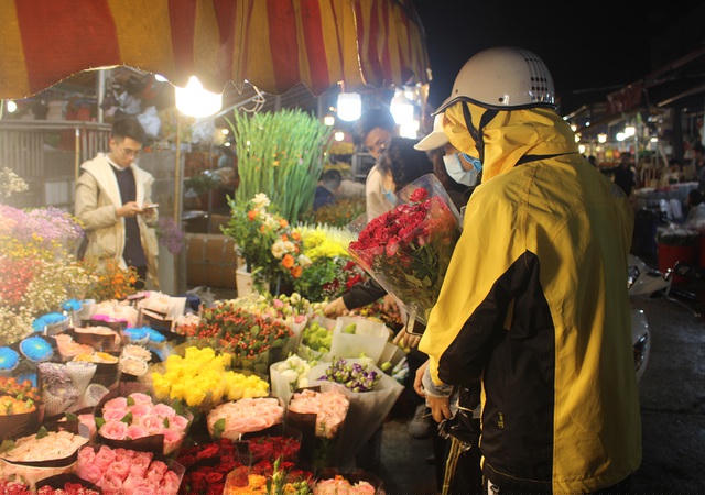 Vào lúc 0 giờ, trời có đổ mưa nhưng nhiều người vẫn tấp nập, kéo nhau đến chợ để mua được những bông hoa sớm nhất