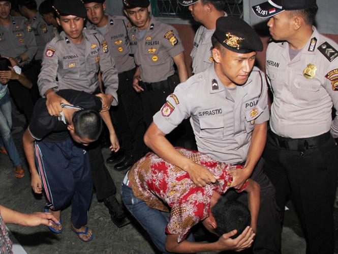 Các thủ phạm trong vụ cưỡng hiếp và sát hại nữ sinh Yuyun bị dẫn giải ra tòa (Ảnh: AFP).