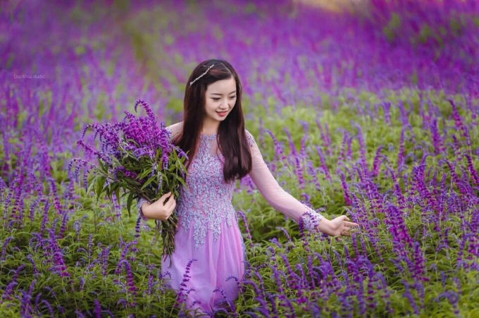 Thiếu nữ xinh xắn bên loài hoa tuyệt đẹp này. Ảnh: Duy Tuấn.