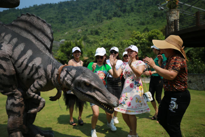 Du khách thích thú trước những chú khủng long cử động như thật khiến họ cảm giác như lạc vào thế giới cổ đại từ hành chục triệu năm trước.