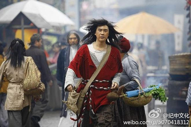 Thạch Phá Thiên trong "Hiệp Khách Hành": Thạch Phá Thiên từ nhỏ đã bị mẹ đẻ hắt hủi, gọi là Cẩu Tạp Chủng, sau đó được bang Trường Lạc ddặt cho tên là Thạch Phá Thiên. Phá Thiên có hình dáng bên ngoài giống hệt với anh của mình là Thạch Trung Ngọc nên vô tình bị vướng vào hàng loạt rắc rối, ân oán giang hồ do Thạch Trung Ngọc gây ra. Tuy nhiên, cũng nhờ đó mà học được tuyệt kỹ La Hán Phục Ma Công, một chiêu thức tầm thường nhưng khi được anh thi triển thì trở nên uy mãnh lạ kỳ và được cả giang hồ kính trọng.