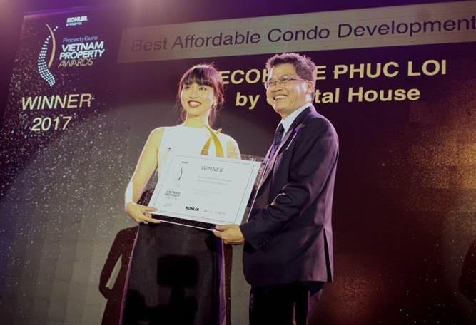 Bà Đỗ Thùy Chi (trái) đại diện chủ đầu tư Capital House nhận giải thưởng ở hạng mục Căn hộ chung cư giá tốt nhất tại Hà Nội cho dự án EcoHome Phúc Lợi.