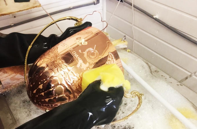 &nbsp;Một trong những kh&acirc;u của qu&aacute; tr&igrave;nh l&agrave;m chiếc cup lu&acirc;n lưu FLC Golf Championship.