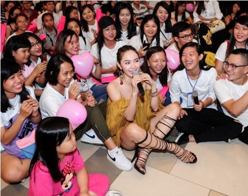 Minh Hằng giữa vòng vây của các fan hâm mộ.