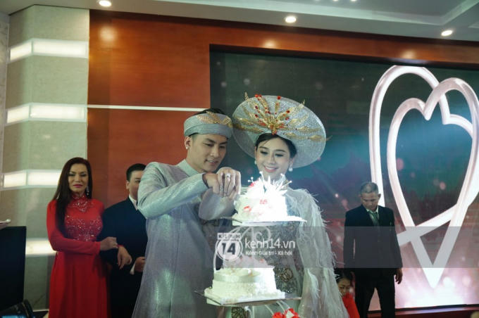 Lâm Khánh Chi hôn đắm đuối chú rể, thay váy đỏ nổi bần bật như công chúa trong lễ cưới