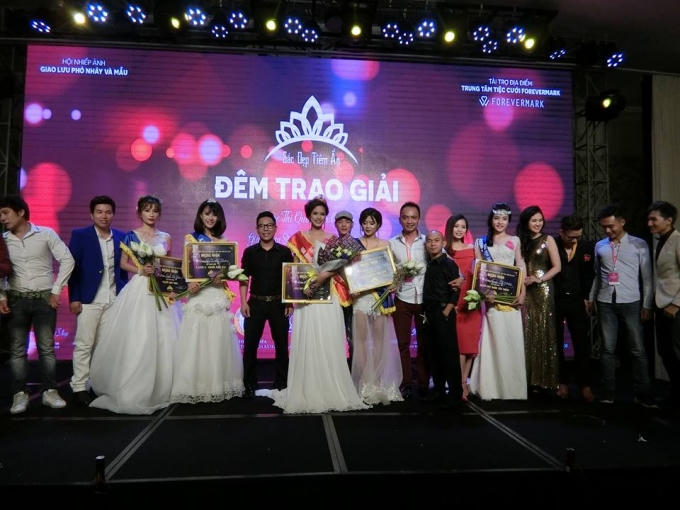 BTC trao giải phụ: Thí sinh được yêu thích nhất cho Nguyễn Thị Phượng SBD 111, Thí sinh ăn hình nhất cho Trịnh Thị Thiên Hương SBD 274.