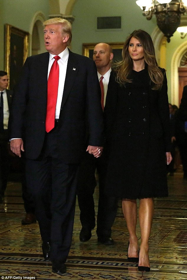 Suốt chuyến thăm, ông Trump và bà Melania luôn nắm chặt tay nhau và ngẩng cao đầu hãnh diện. (Ảnh: AFP)