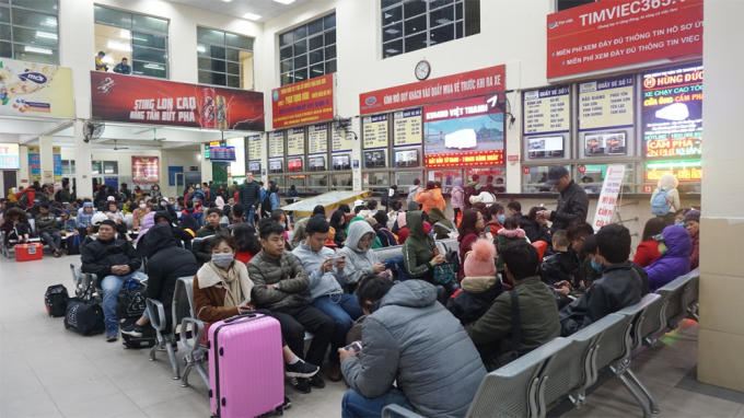 Lượng hành khách đổ về bến Mỹ Đình chiều 28/12 không quá đông.