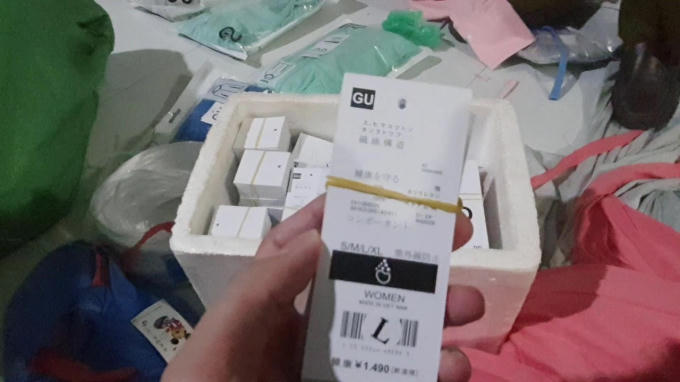 Các tem mác mang nhãn hiệu GU được phát hiện tại cơ sở. Ảnh Cục QLTT Hà Nội
