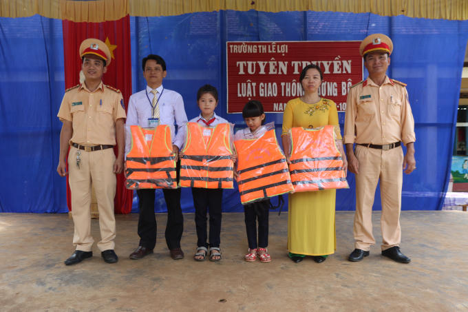 Tặng áo phao cho học sinh và giáo viên Trường tiểu học Lê Lợi xã Nam Xuân.