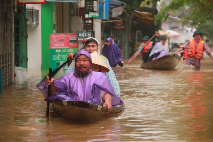 Người dân cũng nhanh chóng thu dọn đồ đạc và di chuyển tới nơi cao ráo để tránh lũ.