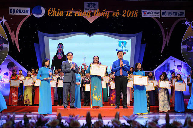 Phó Thủ tướng Vũ Đức Đam cùng Bí thư thứ nhất T.Ư Đoàn TNCS Hồ Chí Minh Lê Quốc Phong  trao phần thưởng tặng các thầy giáo, cô giáo dự chương trình "Chia sẻ cùng thầy cô".