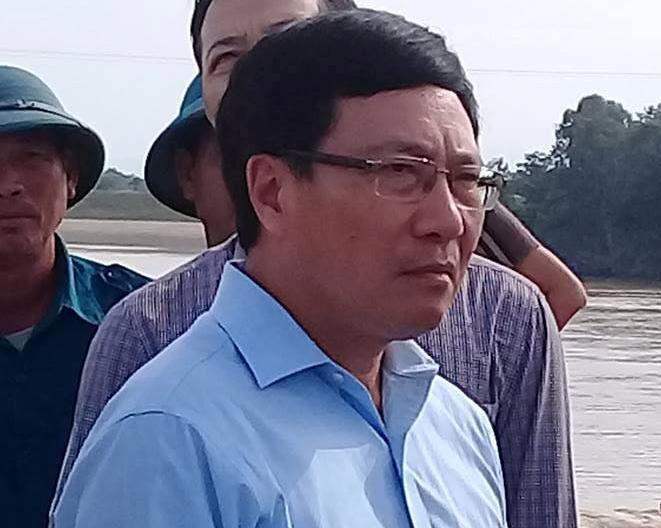 Phó Thủ tướng Phạm Bình Minh thị sát tuyến đê tại xã Thọ Trường, huyện Thọ Xuân. (Ảnh: A.Thắng)