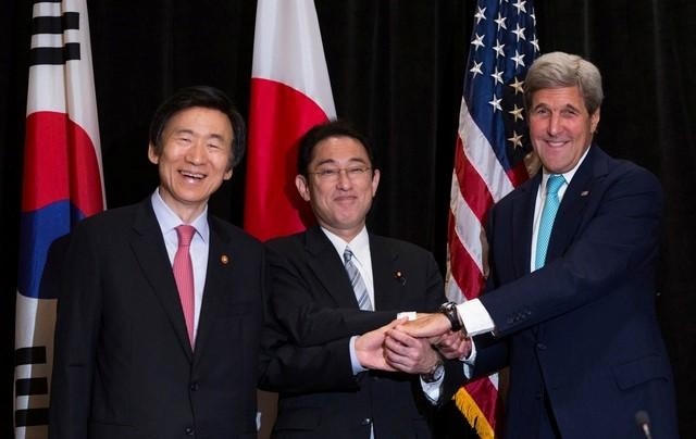 Cuộc hội đàm có sự tham gia của Ngoại trưởng Mỹ John Kerry, Ngoại trưởng Nhật Bản Fumio Kishida và người đồng cấp Hàn Quốc Yun Byung-se. (Ảnh: Reuters)