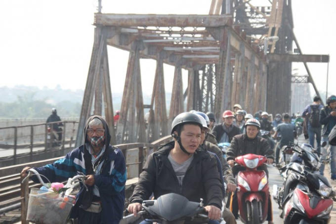 Đông đảo người dân hiếu kì đứng xem quá trình vớt bom.