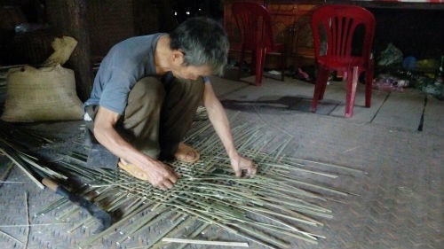 Nghề đan lát đòi hỏi nhiều công phu, sự tỉ mỉ.