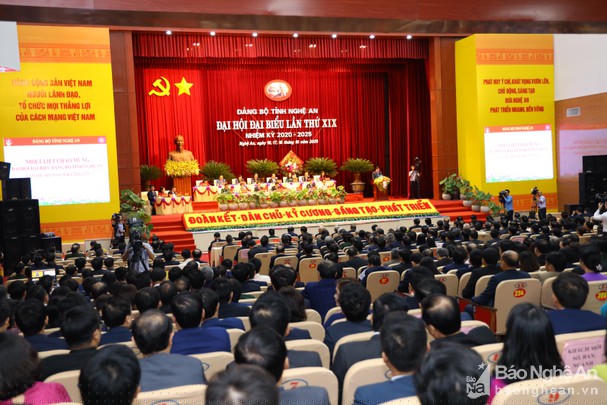 Thủ tướng Nguyễn Xuân Phúc: Nghệ An như một Việt Nam thu nhỏ, cần tạo được một kỳ tích mà cả nước đang mong đợi