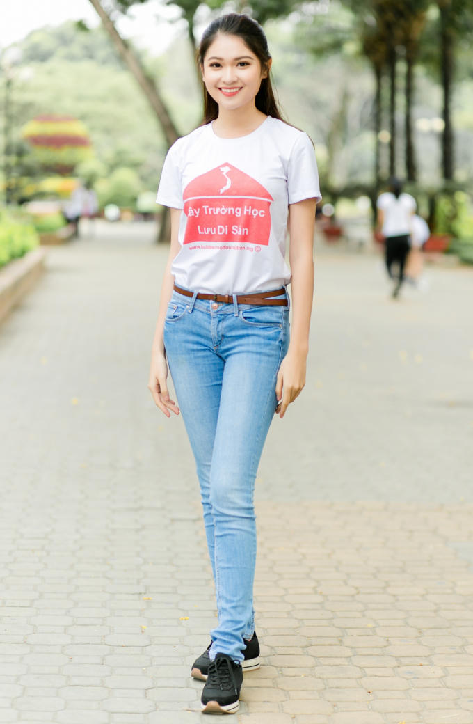 &Aacute; hậu Thuỳ Dung dẫn bố mẹ tham dự đường chạy v&igrave; trẻ em ngh&egrave;o