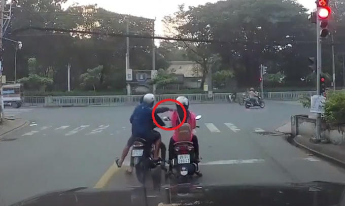 Dù đang giữa ban ngày nhưng 2 tên cướp không ngần ngại ra tay. (Ảnh: Cắt từ clip)