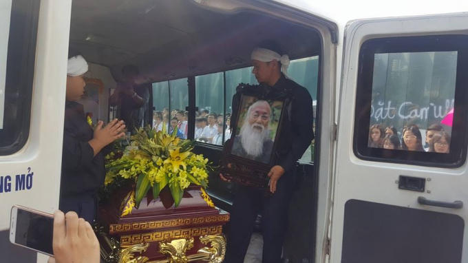 Di ảnh của PGS Văn Như Cương được đưa lên "chuyến xe cuối cùng" về với nơi an nghỉ.
