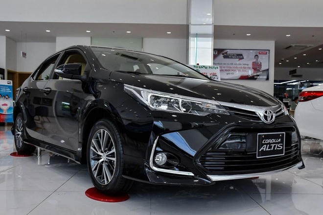 Các đại lý giảm giá, thêm quà tặng cho khách mua Corolla Altis.