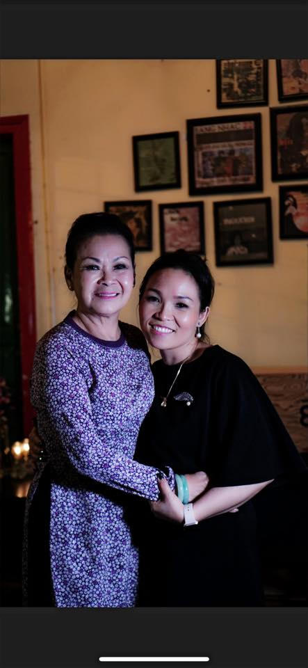 Ánh Nguyệt và danh ca Khánh Ly.