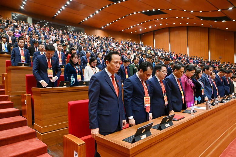 Đại hội dành một phút mặc niệm cố Tổng Bí thư Nguyễn Phú Trọng và các đồng chí Ủy viên Trung ương Đảng đã mất trong nhiệm kỳ Đại hội XIII.