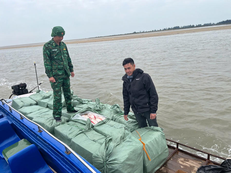 Đối tượng Nguyễn Ngọc Trường và tang vật vụ án bị lực lượng Đồn Biên phòng Trà Cổ bắt giữ