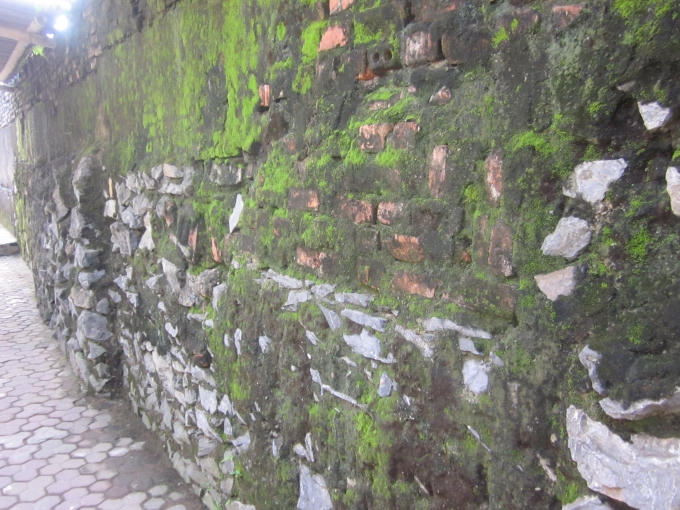 Một trong số những bức tường của trường in đậm dấu ấn thời gian. Ảnh: Nguyệt Chi