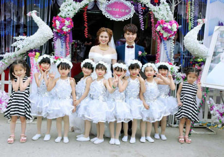 Cô giáp chụp ảnh cùng học trò trong lễ cưới của mìn.