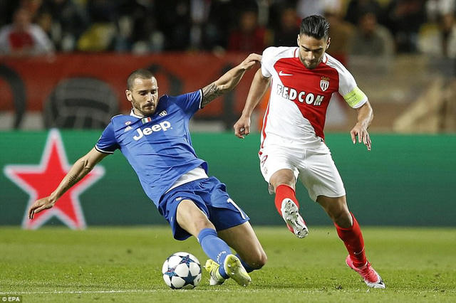 Bonucci trong tình huống truy cản thành công thủ quân Falcao.