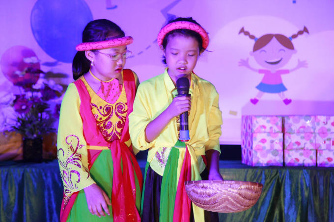 Ch&ugrave;m ảnh: Học sinh tiểu học tại H&agrave; Đ&ocirc;ng tự b&aacute;n v&eacute; để tổ chức