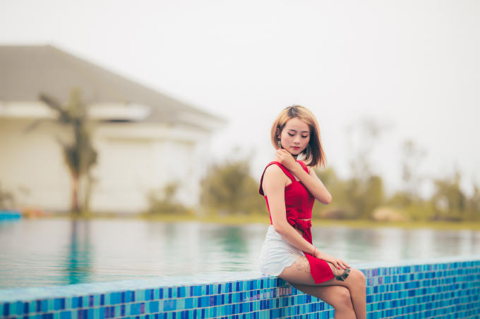 Thân hình nhỏ nhắn cùng gương mặt thanh thoát ở cô nàng càng toát lên vẻ đẹp trong veo.