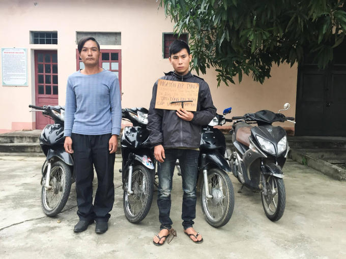 Hai đối tượng Tùng và Hoàn tại cơ quan điều tra. 