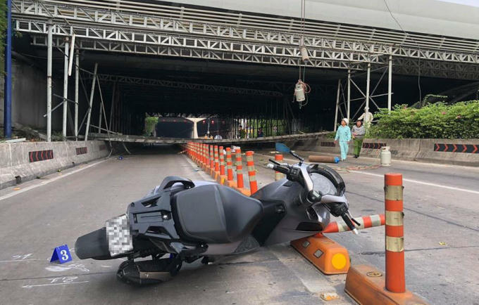 Một thanh niên điều khiển xe máy Honda SH di chuyển qua khu vực trên lúc giàn giáo đổ sập đã bị thương phải nhập viện.