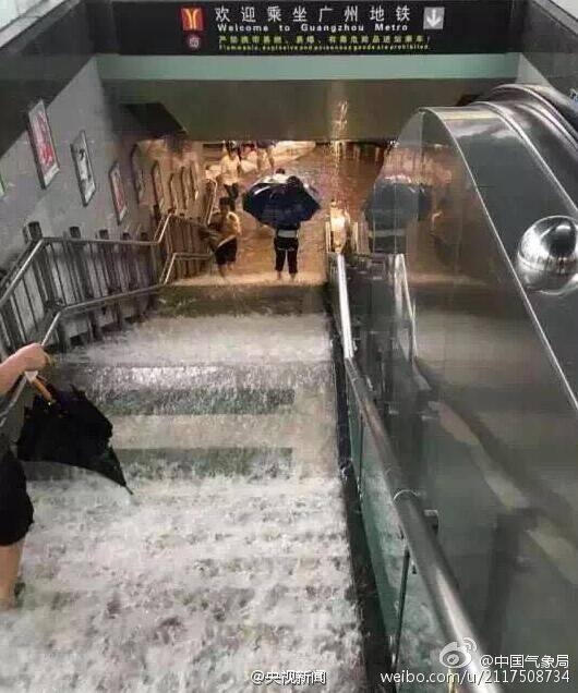 Nước mưa tràn vào ga tàu điện ngầm.