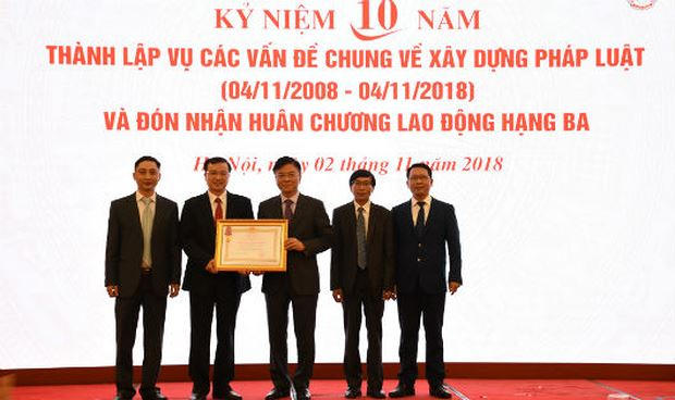 Thừa ủy quyền Chủ tịch nước, Bộ trưởng Lê Thành Long trao Huân chương Lao động hạng Ba cho Vụ CVĐCVXDPL.